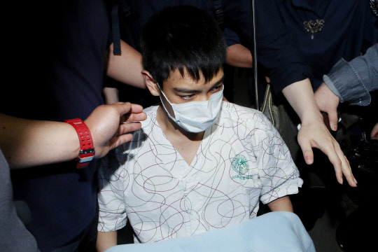 탑, 묵묵부답      (서울=연합뉴스) 진연수 기자 = 대마초를 피운 혐의로 재판에 넘겨진 인기그룹 빅뱅 멤버 탑(본명 최승현)이 9일 오후 서울 양천구 이대목동병원 응급중환자실에서 퇴원하고 있다. 지난 6일 의식을 잃은 채 병원에 이송된 탑(본명 최승현)은 치료를 위해 이대 목동병원에서 타 병원으로 전원한다. 2017.6.9      jin90@yna.co.kr  (끝)